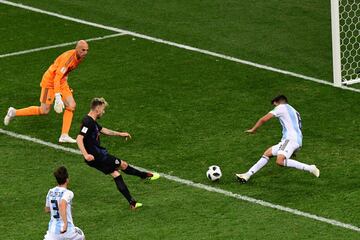 Ivan Rakitic slots home number 3