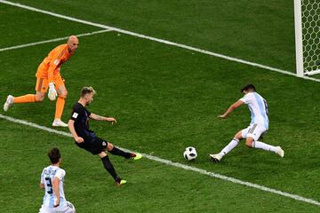 Ivan Rakitic slots home number 3