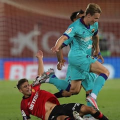 De Jong muestra un aparatoso vendaje en su pierna derecha