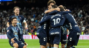 El centrocampista sueco celebra su segundo gol con sus compañeros de equipo.