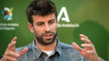 El jugador de f&uacute;tbol del Barcelona CF, presidente y fundador de Kosmos, Gerard Piqu&eacute; (c) junto al secretario general para el Deporte de la Junta de Andaluc&iacute;a, Jos&eacute; Mar&iacute;a Arrabal , se reunen con motivo del acuerdo para qu