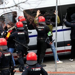 Noche infernal en Bilbao: 15 ertzainas heridos y 14 detenidos