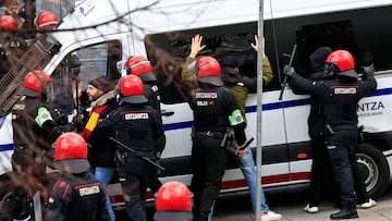 GRAFCAV4808. BILBAO, 13/03/2025.- Agentes de le Ertzantza detienen a varios aficionados de la Roma a su llegada este jueves al estadio de San Mamés para arropar a su equipo en el partido ante el Athletic de Bilbao correspondiente a la vuelta de los octavos de final de la Europa League que se disputa esta tarde. EFE/ Miguel Toña
