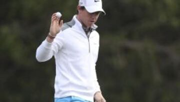 El golfista norirlandés Rory McIlroy durante la primera jornada del torneo Dubai Desert Classic en Dubai.
