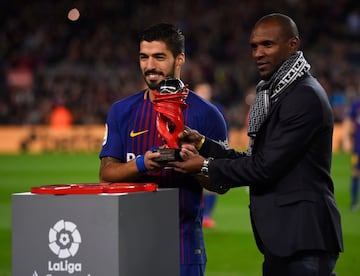 Eric Abidal entrega a Luis Suárez el trofeo como mejor jugador del de diciembre de LaLiga Santander.