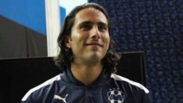 Aldo de Nigris en la presentación de la playera