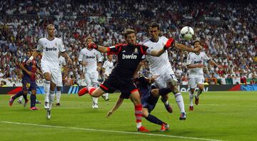 Se disputó el partido de vuelta de la Supercopa de España en el Santiago Bernabéu. El Real Madrid perdió 3-2 en la ida, pero el valor doble de los goles les dió el triunfo a los madrileños al ganar en el segundo partido por 2-1. En la imagen, Iker Casillas trata de atrapar el balón.