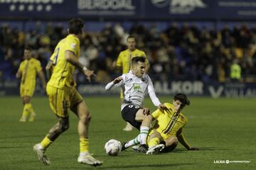 Dani Fernández, que venía siendo un jugador fiable en el carril del '2' del Racing, no pudo parar a Addai.