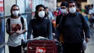 -FOTODELDIA- AME3612. SANTIAGO (CHILE), 11/03/2020.- Pasajeros son vistos usando mascarillas para evitar la propagaci&oacute;n y el contagio del coronavirus este mi&eacute;rcoles, en el aeropuerto Arturo Merino Ben&iacute;tez, en Santiago (Chile). El Ministerio de Salud de Chile determin&oacute; desde ayer establecer una cuarentena obligatoria de 14 d&iacute;as para todo viajero que ingrese al pa&iacute;s y haya estado previamente en Espa&ntilde;a o Italia, dos de las naciones europeas m&aacute;s afectadas por el coronavirus. En Chile, donde el primer caso de coronavirus se detect&oacute; hace una semana, los casos positivos alcanzan 17, sin ning&uacute;n muerto ni casos de gravedad por ahora. EFE/Alberto Valdes