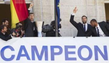 Andrés Nocioni y Felipe Reyes en el balcón de la Comunidad.