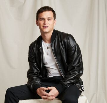 El actor de '13 reasons why' es abiertamente homosexual. De hecho, mantuvo una relación con el cantante Sam Smith, pero, debido a sus apretadas agendas, decidieron separarse.