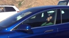Un conductor se duerme al volante de su Tesla S.
 @Tech insider