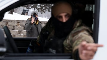 ICE impulsa un giro tecnológico; agentes graban y escanean personas con celulares, no solo cámaras corporales. REUTERS/Evelyn Hockstein