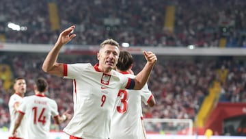 Chorzow (Poland), 08/09/2025.- Poland's Robert Lewandowski celebrates scoring the 2-0 goal during the 2026 FIFA World Cup qualifying soccer match between the Poland and Finland, in Chorzow, Poland, 07 September 2025. (Mundial de Fútbol, Finlandia, Polonia) EFE/EPA/Michal Meissner POLAND OUT