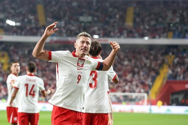 Lewandowski regresó a la selección de Polonia en 2025, tras varios meses de ausencia provocada por un conflicto con el anterior seleccionador, Michal Probierz, quien incluso le retiró el brazalete de capitán. Su vuelta se produjo tras el nombramiento de Jan Urban como nuevo técnico, quien lo contactó personalmente para conocer su disposición a volver. Lewandowski aceptó, recuperó la capitanía y fue convocado para los partidos clasificatorios al Mundial 2026 contra Países Bajos y Finlandia.
