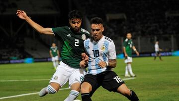 Lautaro Mart&iacute;nez de Argentina disputa un bal&oacute;n con Nestor Araujo de M&eacute;xico, durante un partido amistoso entre Argentina y M&eacute;xico, en el estadio Mario Alberto Kempes de la Ciudad de Cordoba (Argentina). 