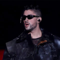 Bad Bunny responde a las críticas tras aventar celular de una fan: “Sin cojones me tiene”