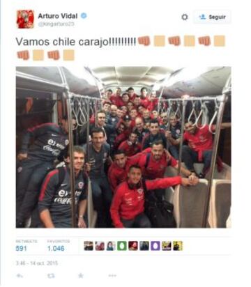 Arturo Vidal también compartió la fotografía en el bus del aeropuerto con todo el plantel.