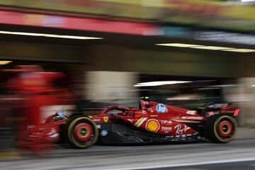 Carlos Sainz durante una parada. 