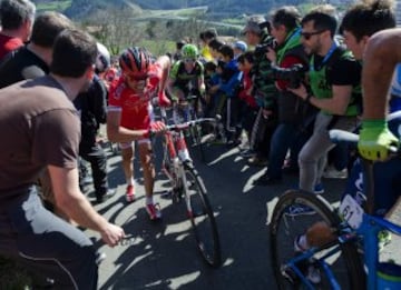 Numerosos ciclistas han tenido que desmotar hoy en el Alto de La Antigua, en la localidad guipuzcoana de Zumarraga, durante la tercera etapa de la 55 edición de la Vuelta al País Vasco.