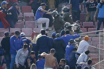 Hinchas de Universidad de Chile pelean con carabineros antes del partido contra Colo Colo por primera division en el estadio Nacional.