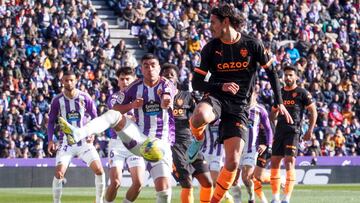 VALLADOLID, 29/01/2023.- Edinson Cavani (c-dcha), del Valencia C.F., intenta controlar el balón durante el partido de LaLiga Santander que enfrenta al Valladolid contra el Valencia este domingo en Valladolid. EFE/ R. García