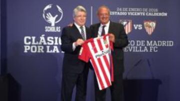 Enrique Cerezo, con José María del Corral durante el acto de Scholas y Clásicos por la Paz con el Atlético de Madrid.