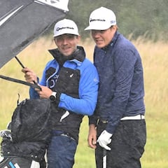 Valimaki se protege de la lluvia en el Abierto de Gales