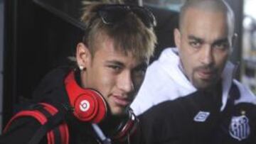 <b>EN MONTEVIDEO. </b>El Santos, con Neymar a la cabeza, llegó ayer.