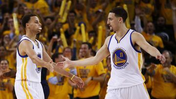 OAKLAND, CA - JUNE 04: Stephen Curry #30 and Klay Thompson #11 of the Golden State Warriors celebrate in the second quarter against the Cleveland Cavaliers during Game One of the 2015 NBA Finals at ORACLE Arena on June 4, 2015 in Oakland, California. NOTE TO USER: User expressly acknowledges and agrees that, by downloading and or using this photograph, user is consenting to the terms and conditions of Getty Images License Agreement.   Ezra Shaw/Getty Images/AFP
 == FOR NEWSPAPERS, INTERNET, TELCOS &amp; TELEVISION USE ONLY ==