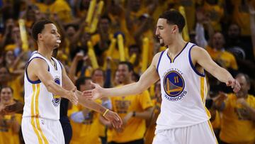 OAKLAND, CA - JUNE 04: Stephen Curry #30 and Klay Thompson #11 of the Golden State Warriors celebrate in the second quarter against the Cleveland Cavaliers during Game One of the 2015 NBA Finals at ORACLE Arena on June 4, 2015 in Oakland, California. NOTE TO USER: User expressly acknowledges and agrees that, by downloading and or using this photograph, user is consenting to the terms and conditions of Getty Images License Agreement.   Ezra Shaw/Getty Images/AFP
 == FOR NEWSPAPERS, INTERNET, TELCOS &amp; TELEVISION USE ONLY ==