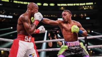 Errol Spence golpea a Yordenis Ugás durante su combate.