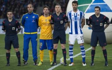 El árbitro Iglesias Villanueva acompañado por sus asistentes Alfonso Costoya, Enrique José Ramos, el cuarto árbitro Álvaro López y los capitanes Messi y Xabi Prieto
