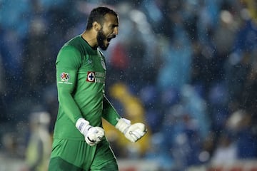 Cruz Azul cuenta con un plantel lleno de profundidad, con nombres que serían titulares en muchos equipos, pero tendrán que luchar por un sitio hasta con las uñas. Incluso, algunos como Javier Salas, Jordan Silva, Misael Domínguez y Martín Zuñiga podrían quedar fuera de las convocatorias. 