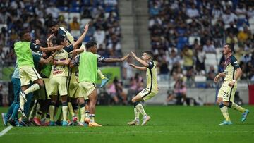 Álvaro Fidalgo festeja con sus compañeros el gol del América