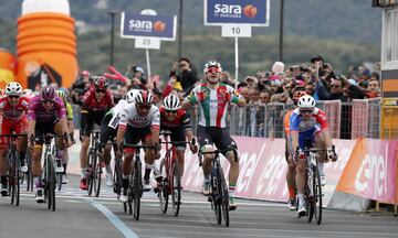 El ciclista colombiano se quedó con la tercera jornada del Giro de Italia tras la descalificación al corredor italiano por un movimiento ilegal en el sprint.