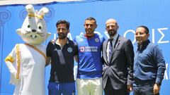 Cruz Azul's new signing Greek forward Giorgos Giakoumakis (C) poses for a picture with Blu the mascot (L), sports intelligence director Mathias Mathias Cardacio (2nd-L), Cruz Azul�s new player, Greek embassy representative Giorgios Paratinoide (2nd-R), and administrative director Alberto Reynoso (R) during his presentation in Mexico City on June 17, 2024. Giakoumakis, 29, will be the first Greek player to play in the first division of Mexican soccer. (Photo by Victor Cruz / AFP)
