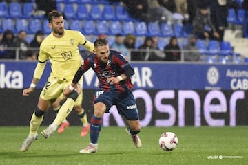 Leo Baptistao pugna por el balón.