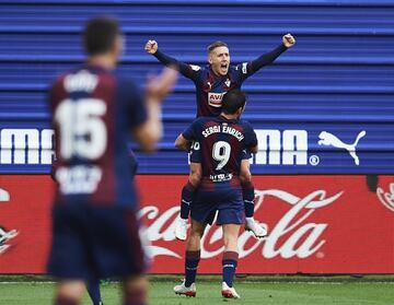 El jugador del Eibar De Blasis celebra el 2-2 al Barcelona con Sergi Enrich.