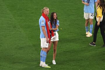 El delantero noruego del Manchester City celebró la victoria en la final de la Champions League 2023 sobre el césped del Estadio Olímpico Atatürk junto a su pareja sentimental Isabel Haugseng.