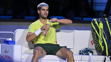 Turin (Italy), 16/11/2025.- Carlos Alcaraz of Spain in action during the men's singles final match against Jannik Sinner of Italy at the ATP Finals in Turin, Italy, 16 November 2025. (Tenis, Italia, España) EFE/EPA/ALESSANDRO DI MARCO