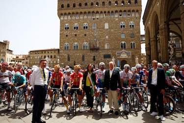 El Príncipe Alberto de Mónaco y el director del Tour Christian Prudhomme en la salida de la primera etapa.