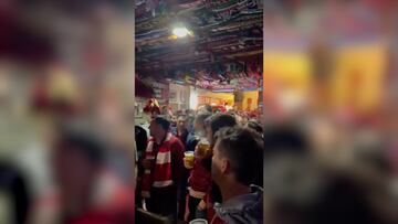 Los hinchas de los Reds celebran con euforia el triunfo frente al Chelsea al ritmo del famoso cántico, destacando el impacto del colombiano en el equipo.