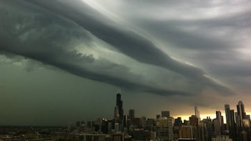 Una tormenta inusual con una fuerza similar a la de un huracán dejó grandes daños en la ciudad de Chicago. Te explicamos cómo se formó el fenómeno.