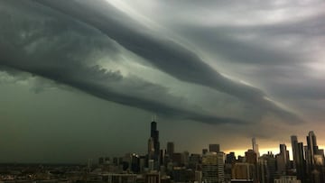 Una tormenta inusual con una fuerza similar a la de un&nbsp; hurac&aacute;n dej&oacute; grandes da&ntilde;os en la ciudad de Chicago. Te explicamos c&oacute;mo se form&oacute; el fen&oacute;meno.