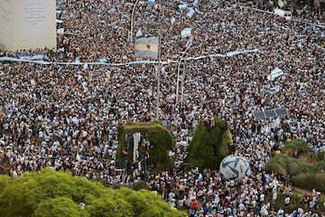 Miles de aficionados celebran en Buenos Aires el pase a la final del Mundial de Qatar 2022.