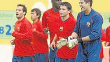 <b>BRONCA Y RISAS. </b>Los futbolistas del Barça tuvieron que correr por La Masia como castigo a la poca atención prestada en un ejercicio.