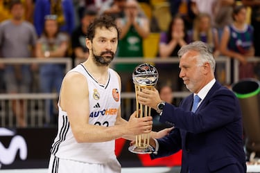 Sergio Llull recibe el trofeo de subcampeónes del torneo.