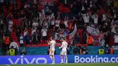 Soccer Football - Euro 2020 - Group D - Czech Republic v England - Wembley Stadium, London, Britain - June 22, 2021 England&#039;s Harry Kane celebrates with  Jack Grealish after the match Pool via REUTERS/Laurence Griffiths