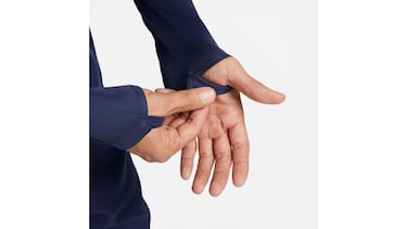 Olvida el frío y entrena a pleno rendimiento con esta camiseta térmica elástica de Nike